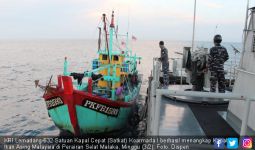 Satkat TNI AL Kejar, Tangkap dan Geledah Kapal Ikan Asal Malaysia, Hasilnya? - JPNN.com