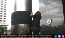 Pilar Gedung KPK Diselimuti Kain Hitam - JPNN.com