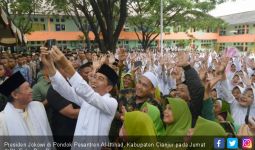Jokowi Serahkan 115 Sertifikat Wakaf di Cianjur - JPNN.com