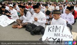 Ribuan Santri di Kudus Bela Mbah Moen - JPNN.com