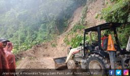 Dusun Genting Kembali Diterjang Longsor, Akses Jalan Sempat Tertutup - JPNN.com