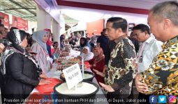 Jokowi Saksikan Langsung Warga Tarik Duit PKH - JPNN.com