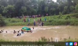 Tak Ada Jembatan, Pelayat Berenang Gotong Jenazah di Kali Lamong - JPNN.com