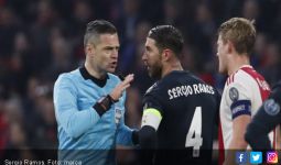 Sergio Ramos Diduga Sengaja Dapat Kartu Kuning - JPNN.com