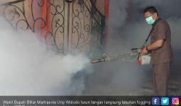 Wabah Demam Berdarah Meluas, Wabup Turun Tangan Fogging ke Rumah Warga - JPNN.com