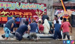 Pelaminan Pengantin Terendam Banjir, Tamu Dilangsir Perahu Karet - JPNN.com