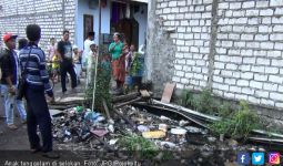 Balita Hanyut di Selokan, Ditemukan di Antara Sampah - JPNN.com