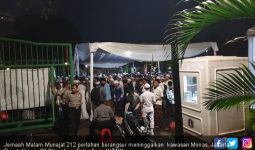 Sambil Berselawat, Jemaah Malam Munajat 212 Tinggalkan Monas - JPNN.com