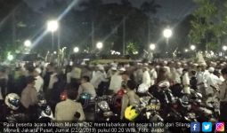 Massa Malam Munajat 212 Bubar Sambil Berselawat - JPNN.com