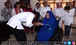 Jokowi Sowan ke Kediaman Ibu Umar Wirahadikusumah - JPNN.com