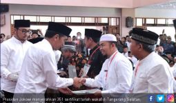 Jokowi Serahkan 351 Sertifikat Tanah Wakaf di Banten - JPNN.com
