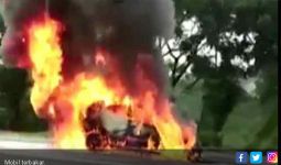 Baru Beli Mobil Rp 200 Juta Eh Malah Terbakar di Tol - JPNN.com