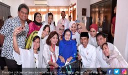 Usai Bagi Sertifikat Wakaf, Jokowi Kunjungi Rumah Istri Umar Wirahadikusumah - JPNN.com