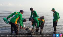 2.000 Orang Bersihkan Sampah di Pantai Sendang Sikucing - JPNN.com