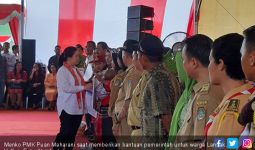 Jauh - jauh dari Jakarta, Menteri Puan Bawa Banyak Bantuan untuk Warga Landak - JPNN.com