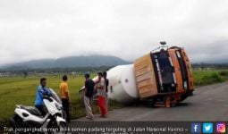 Hendak Putar Arah, Truk Molen Bermuatan Semen Terguling di Kerinci - JPNN.com