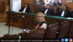 Ratna Sarumpaet Acungkan 2 Jari di Sidang - JPNN.com