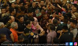 Beli 3 Baju Kaus Merek Lokal yang Lagi Diskon, Jokowi jadi Rebutan Emak-Emak - JPNN.com