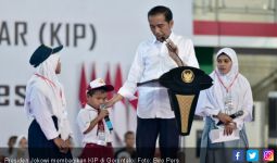Jokowi Bagikan 4.000 KIP di Gorontalo - JPNN.com