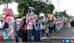 Emak - emak Pendukung Prabowo Diduga Dilecehkan Oknum Panwascam - JPNN.com