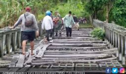 Warga Desa Bobo Semringah TMMD 104 Rehab Jembatan Kura-kura - JPNN.com