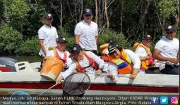 Menteri Siti Kelilingi Mangrove Angke, Jaring Sampah Plastik - JPNN.com