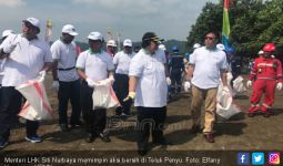 Menteri Siti Nurbaya Pimpin Aksi Bersih di Pantai Teluk Penyu Cilacap - JPNN.com