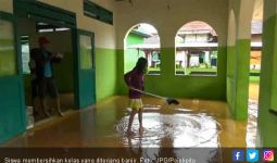Banjir Terjang Sekolah, UTS Ditunda - JPNN.com