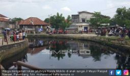 Salah Injak Pedal Rem, Mobil Nyemplung Parit di Palembang - JPNN.com