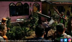 Angin Puting Beliung Rusak 20 Unit Rumah Warga di Karo - JPNN.com