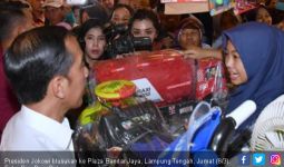 Jokowi Beli Mobil Tangki Warna Merah, Iriana Cuma Beli Sepatu Sandal - JPNN.com
