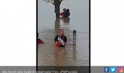 Kisah Heroik Aiptu Sujadi, Selamatkan Anak-Anak Terjebak Banjir 2 Meter - JPNN.com