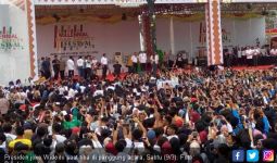 Jokowi Berbagi Tips Aman Berkendaraan kepada Kaum Milenial Palembang - JPNN.com
