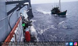 KRI Teuku Umar Kejar dan Geledah Kapal Ikan Vietnam, Hasilnya? - JPNN.com