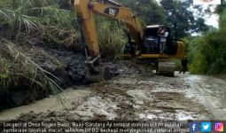 Longsoran Dibersihkan, Jalur Menuju Desa Negeri Batin Lancar - JPNN.com