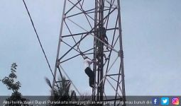 Wakil Bupati Purwakarta Panjat Menara Gagalkan Warga Bunuh Diri - JPNN.com