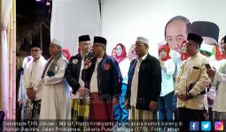 Nobar Debat Cawapres, Hasto Cs Kompak Pakai Sarung dan Peci - JPNN.com