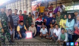 TNI Salurkan Ribuan Keramik Untuk Warga Pekalongan - JPNN.com