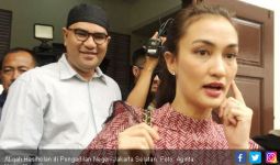 Atiqah Hasiholan Kecewa Eksepsi Ibunya Ditolak Hakim - JPNN.com
