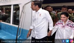 Habis Naik Transjakarta, Jokowi Gandeng Tangan Iriana Masuk MRT - JPNN.com