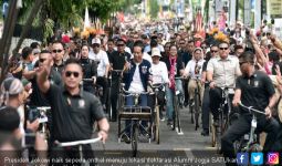 Jokowi Naik Sepeda Onthel Saat Hadiri Deklarasi Alumni Jogja SATUkan Indonesia - JPNN.com