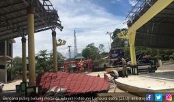 41 Bangunan Rusak di Lampura Diterjang Angin Puting Beliung - JPNN.com