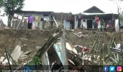 Rumah Sudah Puluhan Tahun, Ambruk Diterjang Banjir Dalam Hitungan Menit - JPNN.com