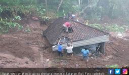 Diguyur Hujan Deras, Sejumlah Wilayah di Tabanan Dilanda Longsor - JPNN.com