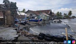 Cuaca Ekstrem, Pesisir Pebuahan Diterjang Gelombang, Rumah Warga Rusak Parah - JPNN.com