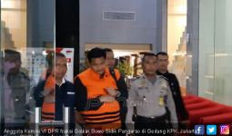 Kepala Tertunduk, Politikus Golkar Lesu Menuju Tahanan KPK - JPNN.com