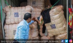 Bea Cukai Gagalkan Penyelundupan 3 Kontainer Pakaian Bekas Asal Malaysia - JPNN.com