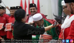 Bu Mega Bagi Kartu Tanda Anggota PDIP untuk Habib dan Purnawirawan TNI-Polri - JPNN.com