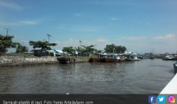 KSOP Bitung Keluarkan Edaran Larangan Buang Sampah di Laut - JPNN.com
