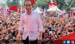 Lihat Video Jokowi Mandi Hujan, Basah Kuyup Tetapi Tak Kuncup - JPNN.com